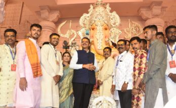 Deputy Chief Minister Devendra Fadnavis visit to Ganesh Mandal along with other Ganesha Mandals in Pune उपमुख्यमंत्री देवेंद्र फडणवीस यांची पुण्यातील मानाच्या गणपतींसह इतर गणेश मंडळांना भेट हडपसर क्राइम न्यूज, हडपसर मराठी बातम्या, हडपसर न्युज Hadapsar Crime News, Hadapsar Marathi News, ,Hadapsar News