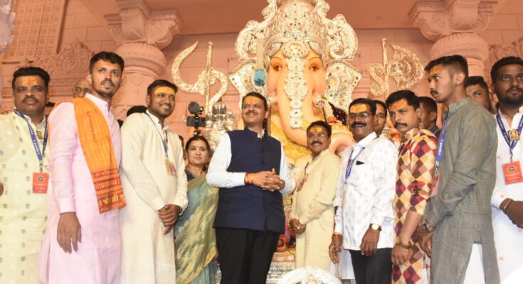 Deputy Chief Minister Devendra Fadnavis visit to Ganesh Mandal along with other Ganesha Mandals in Pune उपमुख्यमंत्री देवेंद्र फडणवीस यांची पुण्यातील मानाच्या गणपतींसह इतर गणेश मंडळांना भेट हडपसर क्राइम न्यूज, हडपसर मराठी बातम्या, हडपसर न्युज Hadapsar Crime News, Hadapsar Marathi News, ,Hadapsar News