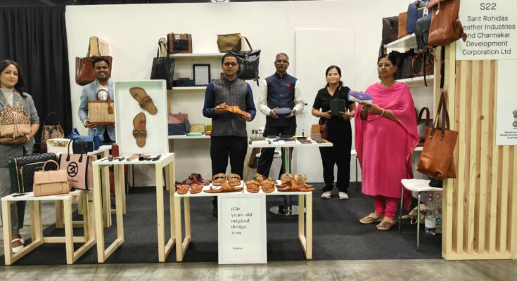 Kolhapuri chappals from Maharashtra on display in Italy इटली येथील प्रदर्शनात महाराष्ट्रातील कोल्हापुरी चप्पल हडपसर क्राइम न्यूज, हडपसर मराठी बातम्या, हडपसर न्युज Hadapsar Crime News, Hadapsar Marathi News, ,Hadapsar News