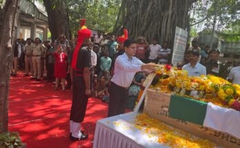 Martyred jawan Dilip Ozarkar was cremated with state honors शहीद जवान दिलीप ओझरकर यांच्या पार्थिवावर शासकीय इतमामात अंत्यसंस्कार हडपसर क्राइम न्यूज, हडपसर मराठी बातम्या, हडपसर न्युज Hadapsar Crime News, Hadapsar Marathi News, ,Hadapsar News