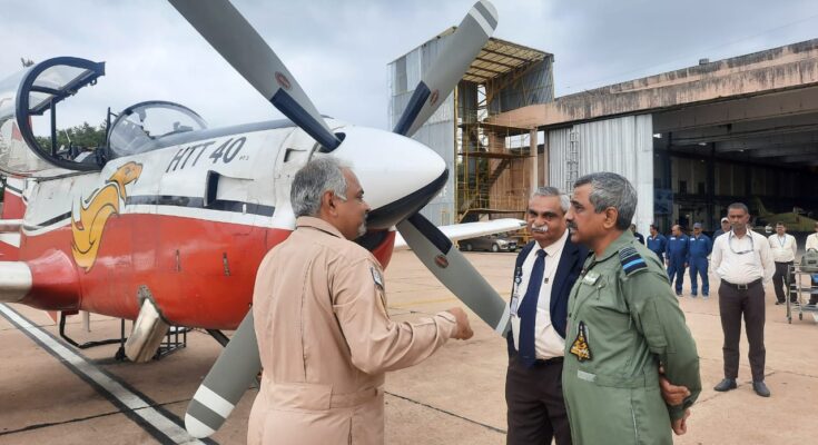 The Deputy Chief of the Air Force piloted the Hindustan Turbo Trainer HTT-40 aircraft हवाईदल उपप्रमुखांनी हिंदुस्तान टर्बो ट्रेनर एचटीटी-40 विमान चालवले हडपसर क्राइम न्यूज, हडपसर मराठी बातम्या, हडपसर न्युज Hadapsar Crime News, Hadapsar Marathi News, ,Hadapsar News