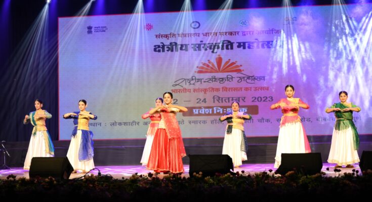 The atmosphere was devotional with Ganesh and Shivstuti performed through Kathak dance कथ्थक नृत्यातून सादर झालेल्या गणेश आणि शिवस्तुतीने वातावरण भक्तिमय हडपसर क्राइम न्यूज, हडपसर मराठी बातम्या, हडपसर न्युज Hadapsar Crime News, Hadapsar Marathi News, ,Hadapsar News