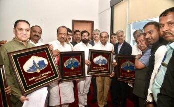 Amrit Mahotsav of Savitribai Phule Pune University: Unveiling of special badge by Chief Minister सावित्रीबाई फुले पुणे विद्यापीठाचा अमृत महोत्सव:विशेष बोधचिन्हाचे मुख्यमंत्र्यांचे हस्ते अनावरण हडपसर क्राइम न्यूज, हडपसर मराठी बातम्या, हडपसर न्युज Hadapsar Crime News, Hadapsar Marathi News, ,Hadapsar News