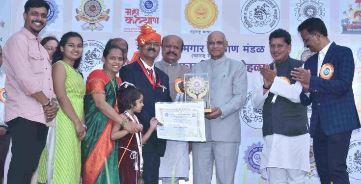 Distribution of 35th Meritorious Worker Awards of Maharashtra Worker Welfare Board महाराष्ट्र कामगार कल्याण मंडळाच्या ३५ व्या गुणवंत कामगार पुरस्कारांचे वितरण हडपसर क्राइम न्यूज, हडपसर मराठी बातम्या, हडपसर न्युज Hadapsar Crime News, Hadapsar Marathi News, ,Hadapsar News