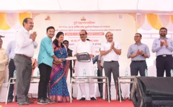 Distribution of reward to citizens who have paid tax on time by Deputy Chief Minister उपमुख्यमंत्र्यांच्या हस्ते मुदतीत कर भरलेल्या नागरिकांना बक्षीस वितरण हडपसर क्राइम न्यूज, हडपसर मराठी बातम्या, हडपसर न्युज Hadapsar Crime News, Hadapsar Marathi News, ,Hadapsar News