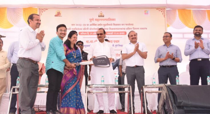 Distribution of reward to citizens who have paid tax on time by Deputy Chief Minister उपमुख्यमंत्र्यांच्या हस्ते मुदतीत कर भरलेल्या नागरिकांना बक्षीस वितरण हडपसर क्राइम न्यूज, हडपसर मराठी बातम्या, हडपसर न्युज Hadapsar Crime News, Hadapsar Marathi News, ,Hadapsar News