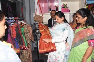 Women and Child Development Minister Aditi Tatkare visit Tejaswini Kaladalan of women self-help groups
महिला व बालविकास मंत्री आदिती तटकरे यांची महिला बचत गटांच्या तेजस्विनी कलादालनास भेट
हडपसर क्राइम न्यूज, हडपसर मराठी बातम्या, हडपसर न्युज Hadapsar Crime News, Hadapsar Marathi News, ,Hadapsar News
