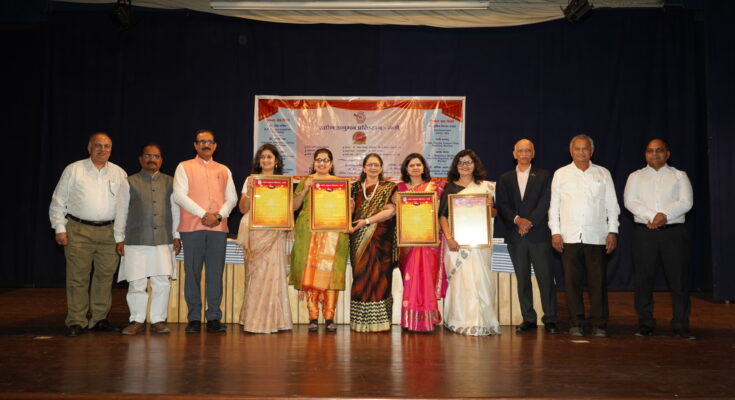 Udyog Bhushan and Udyogdeepti Awards were presented on behalf of Udyog Anubhav Foundation उद्योग अनुभव प्रतिष्ठानच्यावतीने उद्योगभूषण व उद्योगदीप्ती पुरस्कार प्रदान