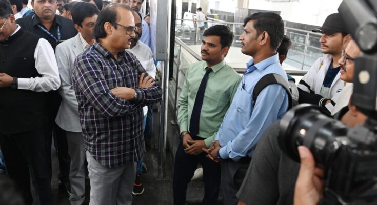 Deputy Chief Minister Ajit Pawar's metro journey from Sitabardi to Khapri Easy communication of passengers; Citizens are urged to use Metro उपमुख्यमंत्री अजित पवार यांचा सिताबर्डी ते खापरी मेट्रो प्रवास प्रवाशांची साधला संवाद; मेट्रोचा वापर करण्याचे नागरिकांना आवाहन हडपसर क्राइम न्यूज, हडपसर मराठी बातम्या, हडपसर न्युज Hadapsar Crime News, Hadapsar Marathi News, ,Hadapsar News