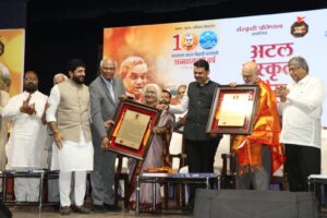 Distribution of Atal Sanskriti Gaurav Award by Deputy Chief Minister Devendra Fadnavis
उपमुख्यमंत्री देवेंद्र फडणवीस यांच्या हस्ते अटल संस्कृती गौरव पुरस्कारचे वितरण
हडपसर क्राइम न्यूज, हडपसर मराठी बातम्या, हडपसर न्युज Hadapsar Crime News, Hadapsar Marathi News, ,Hadapsar News