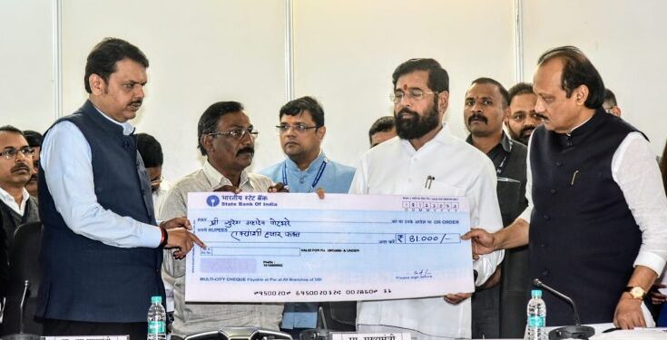 Distribution of checks by Chief Minister Eknath Shinde to the farmers who suffered losses due to Unseasonal Rain ‘अवकाळी’मुळे नुकसानग्रस्त शेतकऱ्यांना मुख्यमंत्री एकनाथ शिंदे यांच्या हस्ते धनादेशाचे वाटप हडपसर क्राइम न्यूज, हडपसर मराठी बातम्या, हडपसर न्युज Hadapsar Crime News, Hadapsar Marathi News, ,Hadapsar News