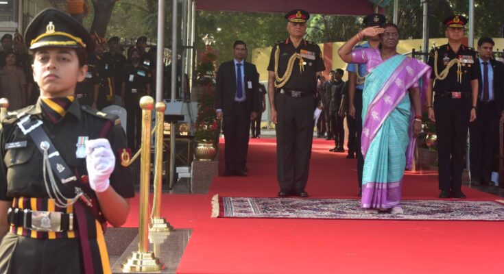 President's Color presented to Armed Forces Medical College, Pune by the President पुणे येथील सशस्त्र दल वैद्यकीय महाविद्यालयाला राष्ट्रपतींच्या हस्ते ‘प्रेसिडेंट्स कलर’ प्रदान हडपसर क्राइम न्यूज, हडपसर मराठी बातम्या, हडपसर न्युज Hadapsar Crime News, Hadapsar Marathi News, ,Hadapsar News