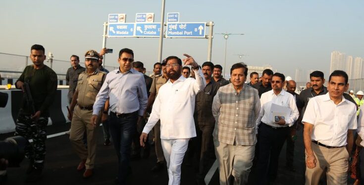 Inspection of Shivdi- Nhavasheva Atal Bridge by Chief Minister शिवडी- न्हावाशेवा अटल सेतूची मुख्यमंत्र्यांकडून पाहणी हडपसर क्राइम न्यूज, हडपसर मराठी बातम्या, हडपसर न्युज Hadapsar Crime News, Hadapsar Marathi News, ,Hadapsar News, Hadapsar Latest News