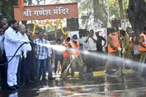 Cleanliness drive in temples in Kurla in presence of Chief Minister
मुख्यमंत्र्यांच्या उपस्थितीत कुर्ला येथील मंदिरांमध्ये स्वच्छता मोहीम
हडपसर क्राइम न्यूज, हडपसर मराठी बातम्या, हडपसर न्युज Hadapsar Crime News, Hadapsar Marathi News, ,Hadapsar News, Hadapsar Latest News

