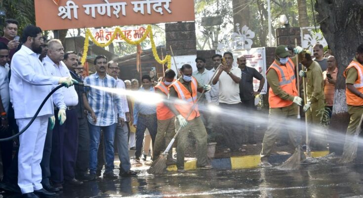 Cleanliness drive in temples in Kurla in presence of Chief Minister मुख्यमंत्र्यांच्या उपस्थितीत कुर्ला येथील मंदिरांमध्ये स्वच्छता मोहीम हडपसर क्राइम न्यूज, हडपसर मराठी बातम्या, हडपसर न्युज Hadapsar Crime News, Hadapsar Marathi News, ,Hadapsar News, Hadapsar Latest News