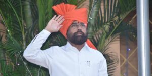 On the occasion of the 75th Republic Day of India, Chief Minister Eknath Shinde saluted the Indian tricolour by hoisting the flag at Varsha residence.
भारताच्या ७५ व्या प्रजासत्ताक दिनानिमित्त मुख्यमंत्री एकनाथ शिंदे यांनी वर्षा निवासस्थानी ध्वजारोहण करून भारतीय तिरंग्यास मानवंदना दिली.
हडपसर क्राइम न्यूज, हडपसर मराठी बातम्या, हडपसर न्युज Hadapsar Crime News, Hadapsar Marathi News, ,Hadapsar News, Hadapsar Latest News
