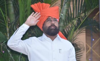 On the occasion of the 75th Republic Day of India, Chief Minister Eknath Shinde saluted the Indian tricolour by hoisting the flag at Varsha residence. भारताच्या ७५ व्या प्रजासत्ताक दिनानिमित्त मुख्यमंत्री एकनाथ शिंदे यांनी वर्षा निवासस्थानी ध्वजारोहण करून भारतीय तिरंग्यास मानवंदना दिली. हडपसर क्राइम न्यूज, हडपसर मराठी बातम्या, हडपसर न्युज Hadapsar Crime News, Hadapsar Marathi News, ,Hadapsar News, Hadapsar Latest News