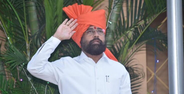 On the occasion of the 75th Republic Day of India, Chief Minister Eknath Shinde saluted the Indian tricolour by hoisting the flag at Varsha residence. भारताच्या ७५ व्या प्रजासत्ताक दिनानिमित्त मुख्यमंत्री एकनाथ शिंदे यांनी वर्षा निवासस्थानी ध्वजारोहण करून भारतीय तिरंग्यास मानवंदना दिली. हडपसर क्राइम न्यूज, हडपसर मराठी बातम्या, हडपसर न्युज Hadapsar Crime News, Hadapsar Marathi News, ,Hadapsar News, Hadapsar Latest News