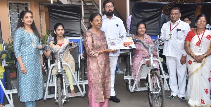 Distribution of useful tools to disabled beneficiaries by Chief Minister Eknath Shinde मुख्यमंत्री एकनाथ शिंदे यांच्या हस्ते दिव्यांग लाभार्थ्यांना उपयुक्त साधनांचे वितरण हडपसर क्राइम न्यूज, हडपसर मराठी बातम्या, हडपसर न्युज Hadapsar Crime News, Hadapsar Marathi News, ,Hadapsar News