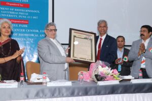 Lifetime Achievement Award to Dr. Cyrus Poonawala डॉ.सायरस पूनावाला यांना लाइफटाइम अचीवमेंट अवॉर्ड हडपसर क्राइम न्यूज, हडपसर मराठी बातम्या, हडपसर न्युज Hadapsar Crime News, Hadapsar Marathi News, ,Hadapsar News, Hadapsar Latest News 