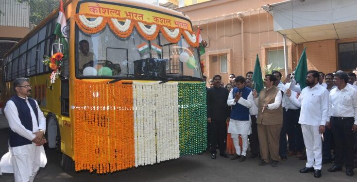 Inauguration of the 'Skill Center on Wheels' bus by Chief Minister Eknath Shinde मुख्यमंत्री एकनाथ शिंदे यांच्या हस्ते ‘स्किल सेंटर ऑन व्हील’ बसचे लोकार्पण हडपसर क्राइम न्यूज, हडपसर मराठी बातम्या, हडपसर न्युज Hadapsar Crime News, Hadapsar Marathi News, ,Hadapsar News, Hadapsar Latest News