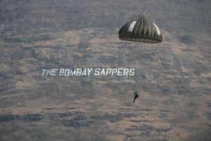 Spectacular para drop display by Bombay Sappers
बॉम्बे सॅपर्सचे नेत्रदीपक पॅराड्रॉप प्रदर्शन
हडपसर क्राइम न्यूज, हडपसर मराठी बातम्या, हडपसर न्युज Hadapsar Crime News, Hadapsar Marathi News, ,Hadapsar News, Hadapsar Latest News

