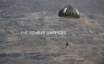 Spectacular para drop display by Bombay Sappers बॉम्बे सॅपर्सचे नेत्रदीपक पॅराड्रॉप प्रदर्शन हडपसर क्राइम न्यूज, हडपसर मराठी बातम्या, हडपसर न्युज Hadapsar Crime News, Hadapsar Marathi News, ,Hadapsar News, Hadapsar Latest News