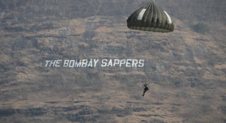 Spectacular para drop display by Bombay Sappers बॉम्बे सॅपर्सचे नेत्रदीपक पॅराड्रॉप प्रदर्शन हडपसर क्राइम न्यूज, हडपसर मराठी बातम्या, हडपसर न्युज Hadapsar Crime News, Hadapsar Marathi News, ,Hadapsar News, Hadapsar Latest News