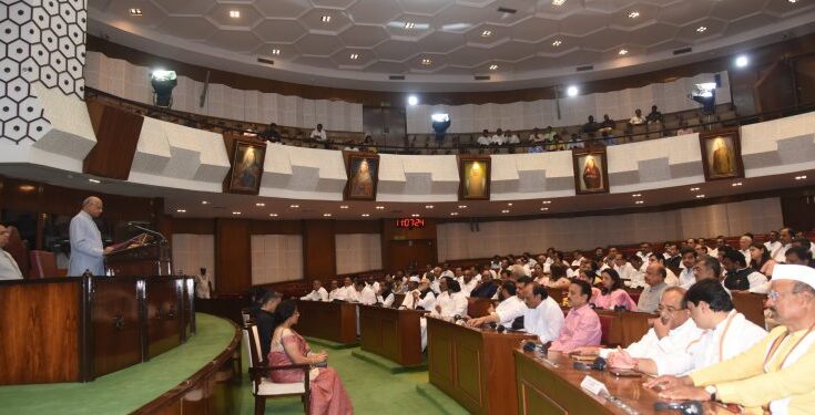 Special Legislative Session begins with Governor's address राज्यपालांच्या अभिभाषणाने विशेष विधिमंडळ अधिवेशनाची सुरूवात हडपसर क्राइम न्यूज, हडपसर मराठी बातम्या, हडपसर न्युज Hadapsar Crime News, Hadapsar Marathi News, ,Hadapsar News, Hadapsar Latest News