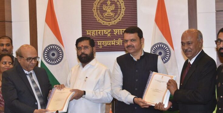 The report of the survey to check the backwardness of the Maratha community was handed over to the Chief Minister मराठा समाजाचे मागासलेपण तपासण्यासाठीचा सर्वेक्षणाचा अहवाल मुख्यमंत्र्यांना सुपूर्द हडपसर क्राइम न्यूज, हडपसर मराठी बातम्या, हडपसर न्युज Hadapsar Crime News, Hadapsar Marathi News, ,Hadapsar News, Hadapsar Latest News