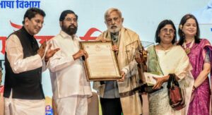 Vinda Karandikar Life Award to Dr. Ravindra Shobhane and Shree P Bhagwat Award to Manovikas Prakashan Sansthan
डॉ.रवींद्र शोभणे यांना विंदा करंदीकर जीवन गौरव तर मनोविकास प्रकाशन संस्थेस श्री.पु.भागवत पुरस्कार प्रदान
हडपसर क्राइम न्यूज, हडपसर मराठी बातम्या, हडपसर न्युज Hadapsar Crime News, Hadapsar Marathi News, ,Hadapsar News, Hadapsar Latest News
