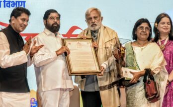 Vinda Karandikar Life Award to Dr. Ravindra Shobhane and Shree P Bhagwat Award to Manovikas Prakashan Sansthan डॉ.रवींद्र शोभणे यांना विंदा करंदीकर जीवन गौरव तर मनोविकास प्रकाशन संस्थेस श्री.पु.भागवत पुरस्कार प्रदान हडपसर क्राइम न्यूज, हडपसर मराठी बातम्या, हडपसर न्युज Hadapsar Crime News, Hadapsar Marathi News, ,Hadapsar News, Hadapsar Latest News