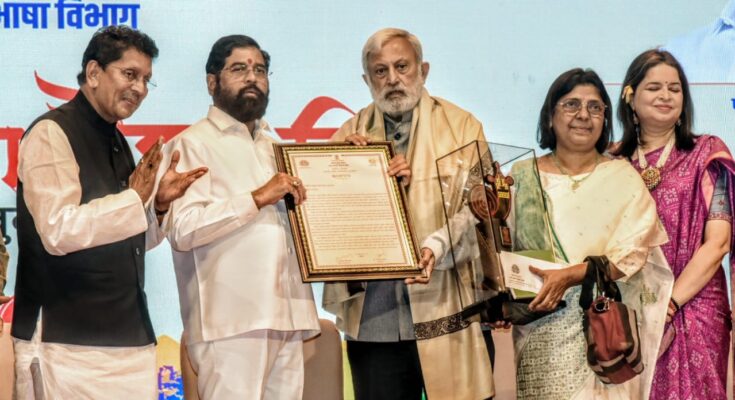 Vinda Karandikar Life Award to Dr. Ravindra Shobhane and Shree P Bhagwat Award to Manovikas Prakashan Sansthan डॉ.रवींद्र शोभणे यांना विंदा करंदीकर जीवन गौरव तर मनोविकास प्रकाशन संस्थेस श्री.पु.भागवत पुरस्कार प्रदान हडपसर क्राइम न्यूज, हडपसर मराठी बातम्या, हडपसर न्युज Hadapsar Crime News, Hadapsar Marathi News, ,Hadapsar News, Hadapsar Latest News