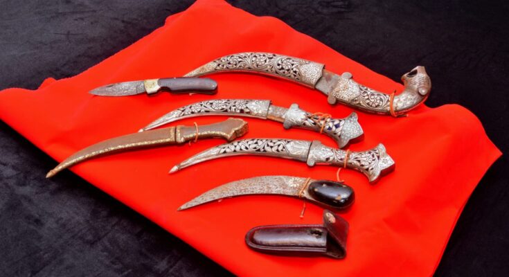 Five medieval daggers and a rare Damascus steel folding knife मध्ययुगीन काळातील पाच खंजीर आणि एक दुर्मीळ दमास्कस पोलादाचा घडीचा चाकू हडपसर क्राइम न्यूज, हडपसर मराठी बातम्या, हडपसर न्युज Hadapsar Crime News, Hadapsar Marathi News, ,Hadapsar News, Hadapsar Latest News