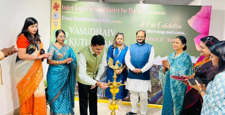 Response to 'Vasudhaiva Kutumbakam' picture exhibition by painter Manali Bonde चित्रकार मनाली बोंडे यांच्या ‘वसुधैव कुटुंबकम्’ चित्र प्रदर्शनास प्रतिसाद हडपसर क्राइम न्यूज, हडपसर मराठी बातम्या, हडपसर न्युज Hadapsar Crime News, Hadapsar Marathi News, ,Hadapsar News