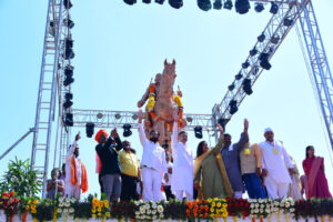 The grand equestrian statue of Chhatrapati Shivaji Maharaj was unveiled
छत्रपती शिवाजी महाराज यांच्या भव्य अश्वारुढ पुतळ्याचे मुख्यमंत्र्यांच्या हस्ते अनावरण
हडपसर क्राइम न्यूज, हडपसर मराठी बातम्या, हडपसर न्युज Hadapsar Crime News, Hadapsar Marathi News, ,Hadapsar News
