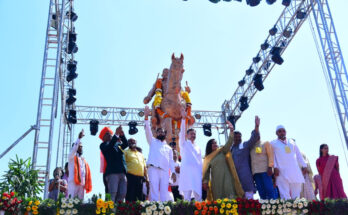 The grand equestrian statue of Chhatrapati Shivaji Maharaj was unveiled छत्रपती शिवाजी महाराज यांच्या भव्य अश्वारुढ पुतळ्याचे मुख्यमंत्र्यांच्या हस्ते अनावरण हडपसर क्राइम न्यूज, हडपसर मराठी बातम्या, हडपसर न्युज Hadapsar Crime News, Hadapsar Marathi News, ,Hadapsar News