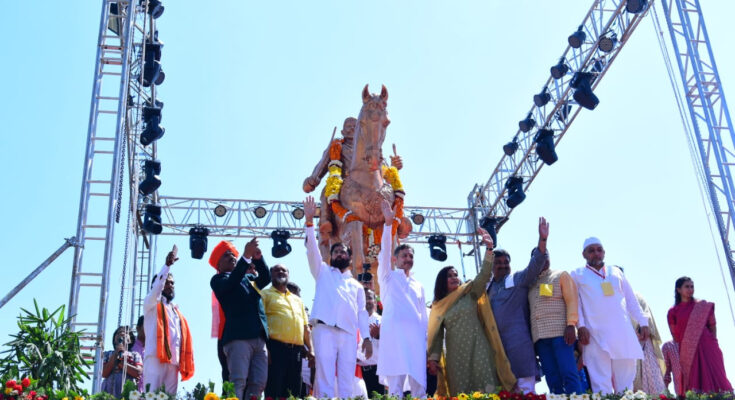 The grand equestrian statue of Chhatrapati Shivaji Maharaj was unveiled छत्रपती शिवाजी महाराज यांच्या भव्य अश्वारुढ पुतळ्याचे मुख्यमंत्र्यांच्या हस्ते अनावरण हडपसर क्राइम न्यूज, हडपसर मराठी बातम्या, हडपसर न्युज Hadapsar Crime News, Hadapsar Marathi News, ,Hadapsar News